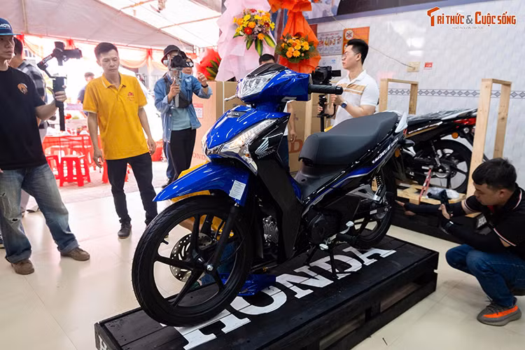Mới đây, một doanh nghiệp chuyên kinh doanh xe máy nhập khẩu khu vực phía Nam vừa giới thiệu mẫu Honda Wave 125i nhập khẩu Malaysia, hay còn gọi là Future 125 Fi lắp ráp Việt Nam. Trước đây, những mẫu Wave 125i nhập Thái Lan về nước. Đây là lần đầu tiên những chiếc Wave 125i từ Malaysia nhập về Việt Nam. 