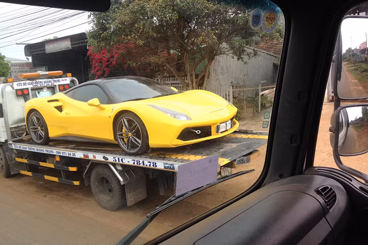 Ferrari 488 GTB ra mắt lần đầu tiên tại triển lãm Geneva và thu hút rất nhiều sự chú ý của giới truyền thông cũng như các khách hàng tiềm năng. Về thiết kế, Ferrari 488 GTB có ngoại hình khoẻ khoắn và gọt bỏ bớt những đường cong mềm mại như 458 Italia. Thay vào đó là những nét cắt thẳng đứng đầy góc cạnh.