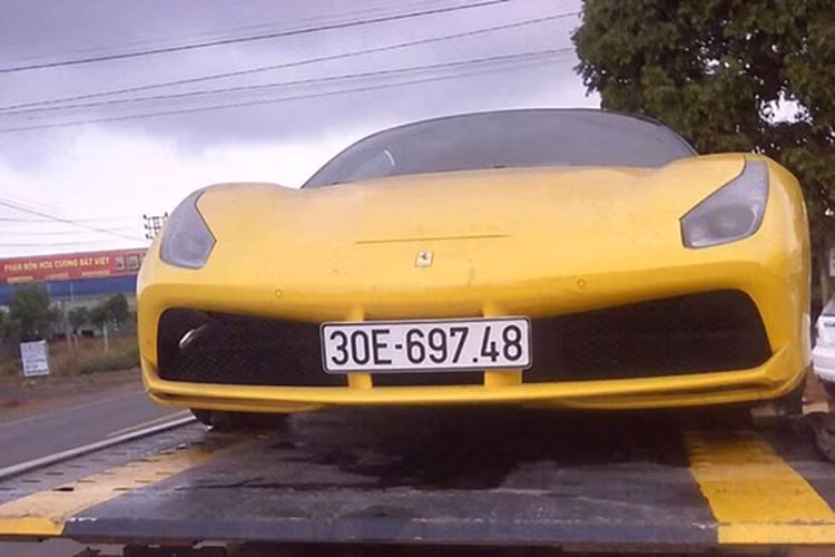  Siêu xe Ferrari 488 GTB đang hot tại thị trường Việt khi có khoảng 14 chiếc được đưa về nước và nhanh chóng được các đại gia Sài Gòn, Đà Nẵng, Hà Nội hay Hải Phòng sở hữu. Vì thế hình ảnh một chiếc Ferrari 488 GTB màu vàng vừa bị bắt gặp trên xe cứu hộ tại huyện Đắk Mil, tỉnh Đắk Nông, nhanh chóng gây sốt trên các diễn đàn xe.