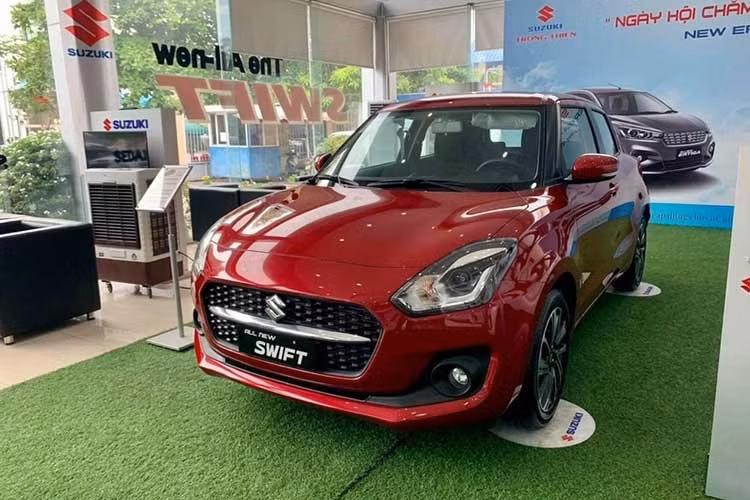  Suzuki Swift: 26 xe Mức giá khá cao so với các đối thủ cạnh tranh trong khi trang bị hạn chế khiến Suzuki Swift chỉ bán được 26 xe trong tháng 10/2023, giảm 15 xe so với trước. Mẫu hatchback cỡ B của Suzuki hiện được nhập khẩu nguyên chiếc từ Thái Lan và phân phối tại Việt Nam với duy nhất một phiên bản GLX với mức giá 549,9 triệu đồng. 