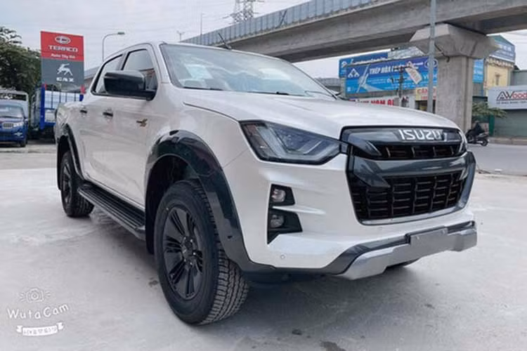 Isuzu D-Max: 49 xe Với 49 chiếc bán ra trong tháng 10, doanh số của mẫu bán tải nhà Isuzu tăng 17 xe so với tháng trước. Luỹ kế 10 tháng đầu năm, Isuzu D-Max đạt tổng doanh số là 445 xe. Mẫu bán tải nhập khẩu từ Thái Lan nổi tiếng về độ bền bỉ, ổn định… tuy nhiên tương tự mu-X, những hạn chế về chính sách bán hàng, quảng bá sản phẩm của Isuzu Việt Nam khiến doanh số bán D-Max kém xa các đối thủ.