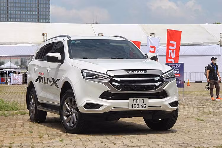  Isuzu mu-X: 26 xe Doanh số bán Isuzu mu-X trong tháng 10/2023 đạt 26 xe, giảm 3 xe so với tháng 9/2023. Nổi tiếng về sự bền bỉ, chắc chắn… tuy nhiên những hạn chế về chính sách bán hàng, quảng bá sản phẩm của Isuzu Việt Nam khiến doanh số bán Isuzu mu-X không thể cạnh tranh với các đối thủ cùng phân khúc.