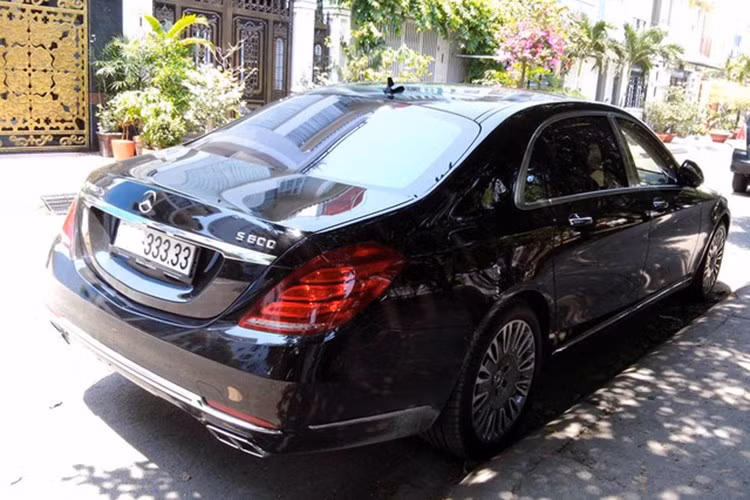 Được biết, siêu xe sang Mercedes-Maybach S600 là chiếc đầu tiên tại TP HCM sở hữu biển "ngũ quý". Trong đó, con số 3 được giới chơi xe quan niệm là tài. Theo nhiều người chơi xe đánh giá đây là mức giá khá hời cho chủ nhân mới nếu tậu được nó.