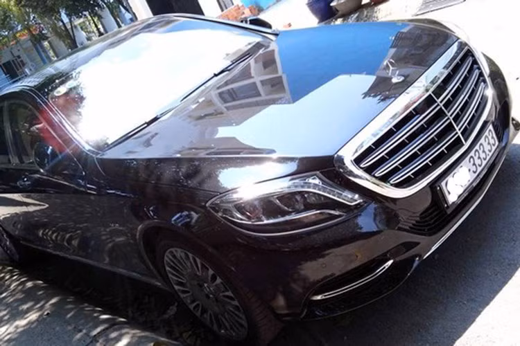 Mới đây, thông tin về một chiếc Mercedes-Maybach S600 đã qua sử dụng đang được rao bán với mức giá 9,5 tỷ đồng nhanh chóng nhận được sự chú ý của những người đam mê siêu xe sang tại Việt Nam. Điều ấn tượng, chiếc xe siêu sang đang được rao bán còn sở hữu biển "ngũ quý 3".