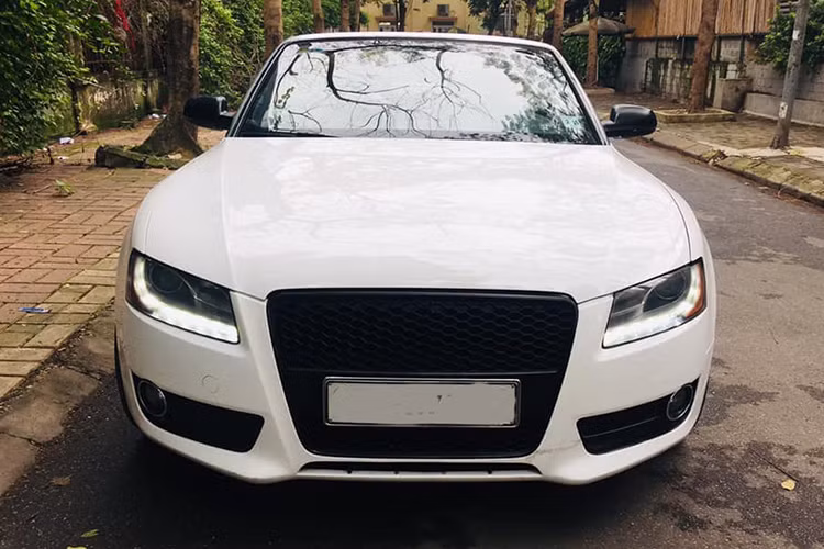 Phiên bản của mẫu xe sang Audi A5 Cabriolet mui trần bán ra thị trường bắt đầu từ năm 2009 và ngay sau đấy mẫu xe này nhanh chóng chiếm được tình cảm của giới trẻ yêu thích cảm giác tự do phóng khoáng. Tại thị trường Việt Nam, mẫu xe này được người dùng đưa về chủ yếu theo dạng nhập khẩu tư nhân thời điểm đó với mức giá không hề rẻ.