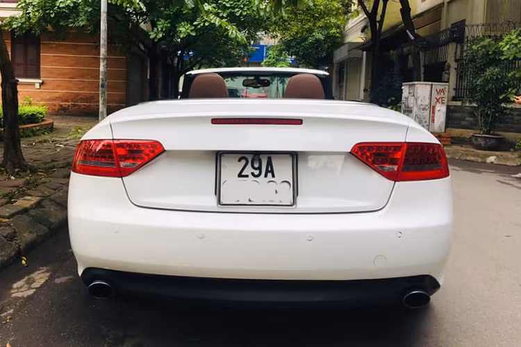 Trang thiết bị an toàn mà Audi A5 Cabriolet được trang bị bao gồm hệ thống chống bó cứng phanh ABS, hệ thống phẩn bố lực phanh điện tử EBD, trợ lực phanh khẩn cấp EBA và hệ thống cân bằng điện tử ESP...