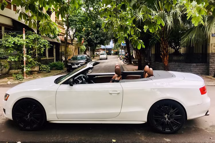 Được xem là đối thủ của BMW 325 Ci hay Lexus IS 250C, tuy nhiên ngoại hình của A5 Cabriolet không hầm hố, khỏe khoắn mà có phần hiền hơn. Sở hữu những đường nét đơn giản và tinh tế, Audi phát triển A5 Cabriolet dựa trên mẫu A5 Coupe nhưng không sử dụng mui cứng như những đối thủ mà quyết định lựa chọn mui mềm.