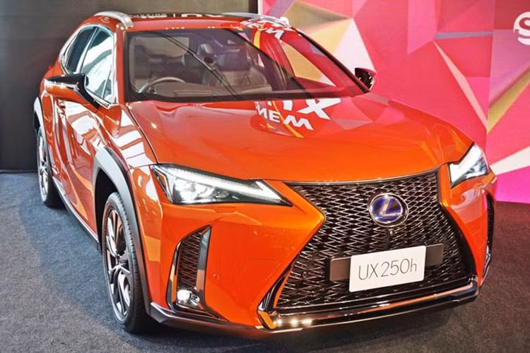 Mẫu xe Lexus UX 2019 mới lần đầu tiên được giới thiệu với khách hàng Đông Nam Á tại triển lãm xe quốc tế Gaikindo Indonesia 2018 diễn ra vào tháng 8 năm ngoái. Tuy nhiên, Thái Lan mới là thị trường Đông Nam Á đầu tiên mà Lexus UX 2019 được bày bán chính thức.