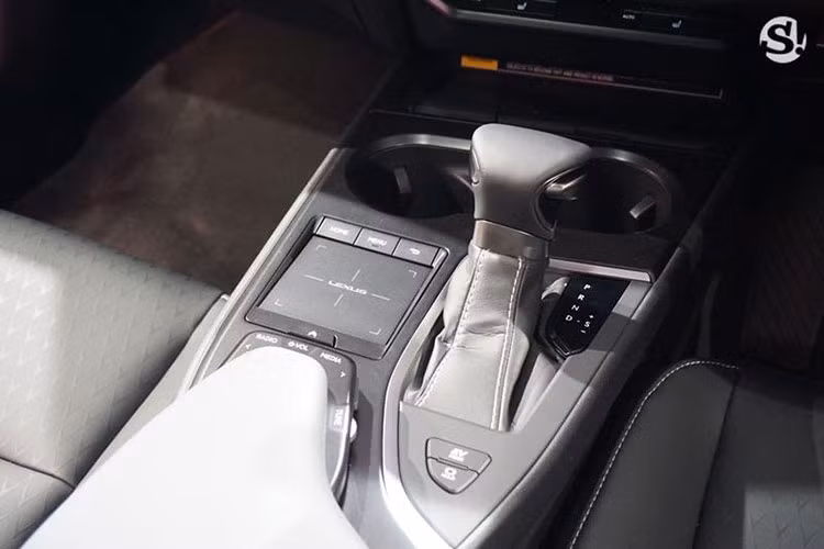 Bên cạnh đó là hệ thống Lexus Safety System 2.0+, bao gồm cảnh báo va chạm phía trước với tính năng phanh ngăn va chạm sớm, cảnh báo điểm mù, cảnh báo phương tiện cắt ngang khi lùi, kiểm soát hành trình thích ứng, hỗ trợ giữ làn đường và đèn pha chủ động.