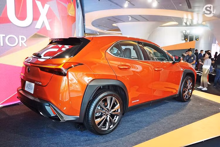 Tại thị trường Thái Lan, mẫu xe Lexus UX 2019 có tổng cộng 13 màu sơn ngoại thất khác nhau. Hiện chưa rõ sau Thái Lan, mẫu SUV hạng sang cỡ nhỏ này có được đưa về Việt Nam để cạnh tranh với Mercedes-Benz GLA, Audi Q2 và BMW X2.