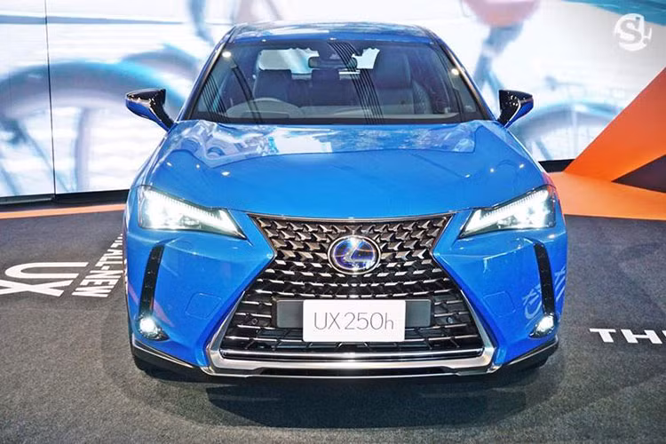 Bên ngoài của mẫu SUV cỡ nhỏ Lexus UX 2019 sở hữu một số thiết kế đặc trưng của gia đình Lexus như lưới tản nhiệt hình con suốt cỡ lớn. Bên cạnh đó là hốc bánh vuông vắn và gương ngoại thất có thiết kế độc đáo.