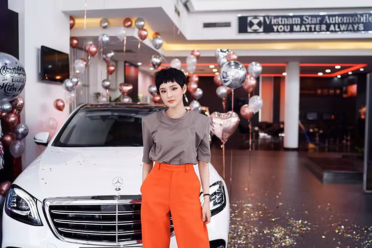Nằm trong phân khúc sedan hạng sang cỡ lớn, Mercedes-Benz S450L Luxury tại Việt Nam ra mắt vào hồi giữa năm 2018. Cùng với S450L, S450L Luxury ra đời để thay thế S400L cũ. Xe sở hữu thiết kế bóng bẩy và sắc sảo hơn trước. Trong đó, cụm đèn LED Multi-Beam vừa trang nhã vừa góp phần tăng độ an toàn cho quá trình vận hành.