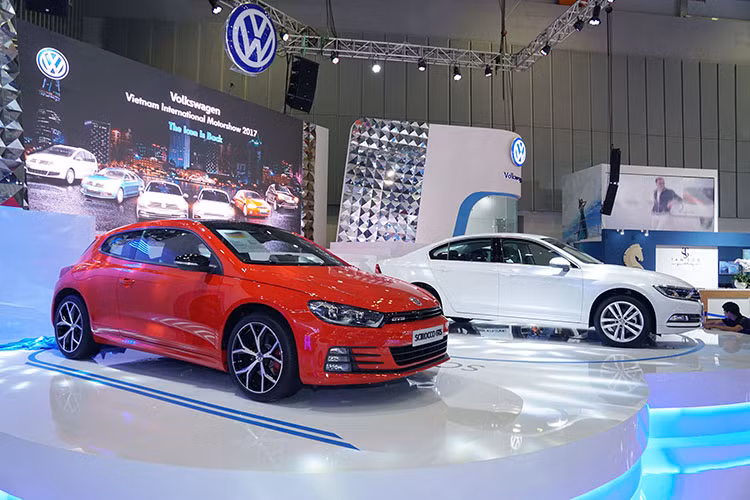 Bên cạnh đó, còn phiên bản cao cấp Scirocco R sở hữu máy 4 xi-lanh thẳng hàng tăng áp với dung tích lên tới 2 lít, đạt công suất tối đa 252 mã lực và mô-men xoắn cực đại 350 Nm. Sức mạnh được điều khiển thông qua hộp số thể thao DSG 6 cấp ly hợp kép. Giúp xe có khả năng tăng tốc từ 0 – 100 km/h chỉ trong 5,8s.