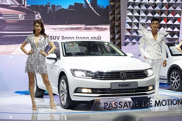 Volkswagen Passat BlueMotion 2017 là phiên bản cao cấp của dòng Passat. "BlueMotion" là công nghệ nổi tiếng của Volkswagen và đã trở thành một cái tên thương mại hóa, gắn cho những mẫu xe tiết kiệm nhiên liệu của hãng xe đình đám nước Đức Passat BlueMotion sở hữu thiết kế không bị nhầm lẫn với bất kỳ mẫu xe nào trên thị trường.