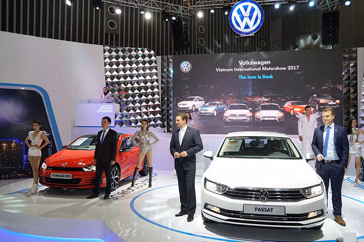 Cụ thể, các mẫu xe mới nhất của thương hiệu này góp mặt tại VIMS 2017 bao gồm; Volkswagen Passat BlueMotion 2017 và Beetle Dune 2017... bên cạnh đó, chiếc xe thể thao nổi bật ở mọi góc nhìn Scirocco GTS cũng xuất hiện tại triển lãm, hay chiếc Sharan tiên nghi cao cấp, Jetta đầy cá tính và tinh tế, và cả Touareg thuần chất châu Âu lịch lãm.