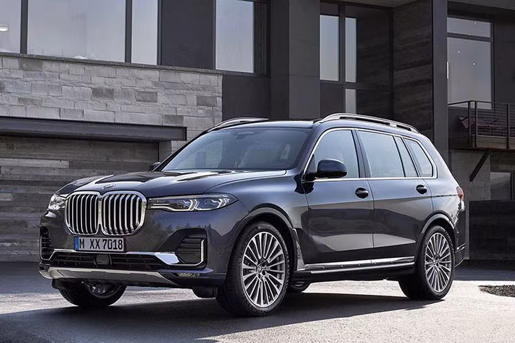 Theo thông tin từ phía tư vấn bán hàng, nhằm tăng thêm sức cạnh tranh ở phân khúc SUV hạng sang cỡ lớn, THACO sẽ đưa BMW X7 2019 mới về Việt Nam trong thời gian tới. Lần đầu xuất hiện tại thị trường nước ta, BMW X7 sẽ được nhập khẩu nguyên chiếc từ Đức, đối đầu trực diện với Mercedes-Benz GLS và Lexus LX 570.