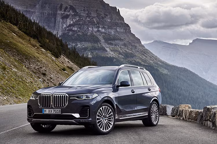 Ở phần đuôi, BMW không trang bị đèn hậu chạy dài hết phương ngang như trào lưu hiện nay mà thay vào đó, 2 đèn hậu cũng chạy mảnh theo phương ngang và được “bắc cầu” bằng một thanh nẹp mạ chrome bóng sáng tinh tế. Mâm xe cỡ lớn từ 20 đến 22-inch giúp ngoại hình X7 trông khỏe khoắn đúng chất thể thao của BMW.
