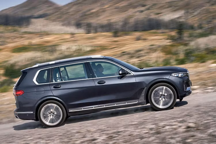 BMW X7 về Việt Nam có phiên bản tiêu chuẩn là xDrive40i mang trên mình động cơ xăng I6, dung tích 3.0L, đem lại công suất tối đa 340 mã lực và mô-men xoắn cực đại 450 Nm, trang bị hộp số là loại tự động 8 cấp đi kèm hệ dẫn động 4 bánh. Ngoài ra, sẽ có thêm phiên bản cao cấp xDrive50i với động cơ V8 mạnh mẽ hơn có dung tích 4.4L, công suất tối đa 462 mã lực và mô-men xoắn cực đại 650 Nm.