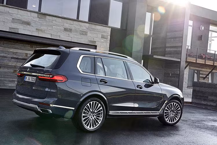 Là một thành viên trong gia đình X-Series nhưng thiết kế của BMW X7 có khá nhiều điểm khác biệt với các người em trước đó đã về nước ta như X2, X4 hay X6. Là một mẫu SUV hạng sang cỡ lớn, phần đầu xe của BMW X7 2019 cứng cáp, khỏe khoắn hơn nhờ chi tiết lưới tản nhiệt hình quả thận đặc trưng khá lớn và đặt liền nhau chứ không ngăn cách như X4.