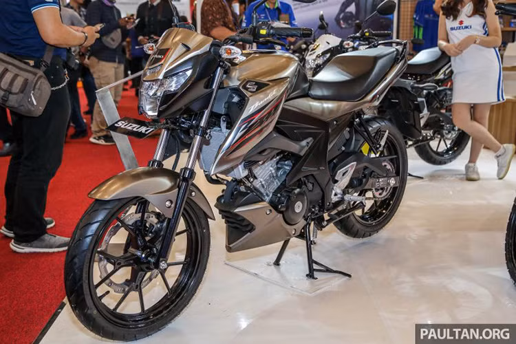 Tại triển lẫm GIIAS 2018 đang diễn ra tại Indonesia, thương hiệu Suzuki đã chính thức tung ra mẫu xe côn tay theo phong cách môtô naked-bike đang rất được mong chờ của giới trẻ là Suzuki GSX150 Bandit 2018.