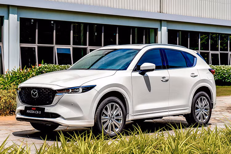 Mức giá xe Mazda CX-5 này hiện thấp hơn 55-60 triệu đồng (tuỳ phiên bản) so với đề xuất của nhà phân phối Trường Hải (Thaco). Mức giảm sâu này áp dụng cho xe có VIN 2024 nhằm xả hàng tồn kho. 