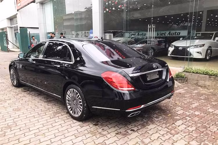 Xe sở hữu chiều dài 5.453 mm, với trục cơ sở kéo dài thêm 20 cm, Maybach S600 khác biệt hoàn toàn so với những chiếc Mercedes-Benz S-Class thông thường. Nhìn từ bên hông, chiếc xe siêu sang của Mercedes mang nhiều đường nét thiết kế của mẫu Maybach 57 vang danh một thời.