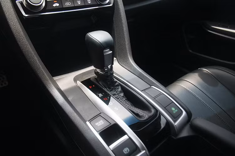 Honda Civic 1.8 AT sẽ sử dụng động cơ xăng 1.8 lít i-VTEC, hút khí tự nhiên, công suất 141 mã lực ở vòng tua 6.500 vòng/phút và mô-men xoắn cực đại 174 Nm ở 4.300 vòng/phút, hộp số CVT giống bản 1.5 Turbo. Bản 1.5 Turbo vẫn sẽ có động cơ tăng áp, công suất cực đại 170 mã lực và mô-men xoắn 220Nm, đều đạt ở vòng tua 5.500 vòng/phút.