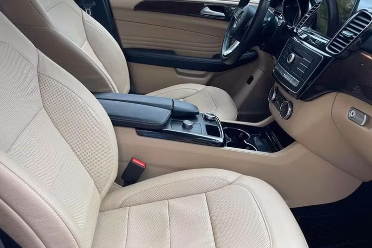 Mercedes-Benz GLE 400 4Matic Coupe tại Việt Nam sở hữu động cơ V6 tăng áp kép, cho công suất cực đại 333 mã lực tại 5.250 – 6.000 vòng/phút và mô-men xoắn cực đại 480Nm tại 1.600 - 4.000 vòng/phút. Sức mạnh được truyền đến các bánh xe thông qua hộp số tự động 9 cấp 9G-TRONIC và hệ dẫn động 4 bánh toàn thời gian 4MATIC. Xe đạt khả năng tăng tốc từ 0-100 km/h chỉ trong 5,9 giây với tốc độ tối đa 247km/h.