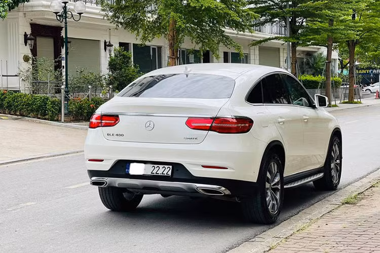 Về an toàn, ngoài các tính năng an toàn tiêu chuẩn, GLE 400 4Matic Coupe còn được trang bị hàng loạt công nghệ an toàn hiện đại như cảnh báo mất tập trung Attention Assist, kiểm soát hành trình Cruise Control, hỗ trợ đỗ xe chủ động Active Parking Assist, hệ thống phanh Adaptive với chức năng hỗ trợ dừng xe,...