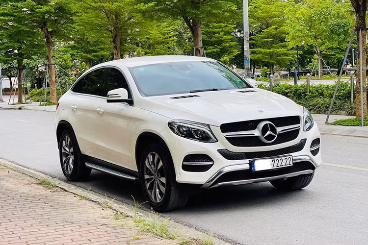 Một số chi tiết đáng chú ý ở ngoại thất có thể kể đến lưới tản nhiệt 1 thanh nan chrome, gương chiếu hậu chỉnh/gập điện, tích hợp đèn báo rẽ, tay nắm cửa mạ chrome, bộ mâm hợp kim 5 chấu 20 inch,... Với mức giá bán hơn 3,6 tỷ đồng, cùng biển số dễ nhớ, đây được xem là mức lựa chọn đáng tiền cho nhiều người.