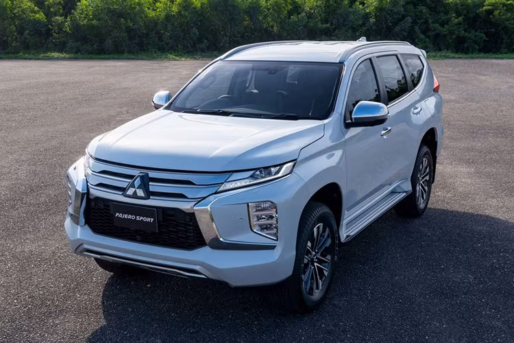 Mới đây, hãng xe Nhật Bản - Mitsubishi vừa chính thức trình làng tới công chúng Thái Lan phiên bản nâng cấp giữa vòng đời của mẫu SUV Pajero Sport với nhiều thay đổi rất tích cực. Về cơ bản, Mitsubishi Pajero Sport 2020 mới mang phong cách của những mẫu xe mới của hãng gần đây.