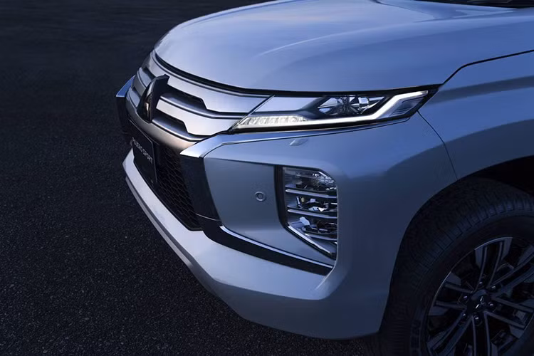 Thêm vào đó, với việc sử dụng khá nhiều các chi tiết bằng chrome mang tới cho Pajero Sport 2020 cái nhìn đầy tinh tế và bắt mắt hơn so với trước. 