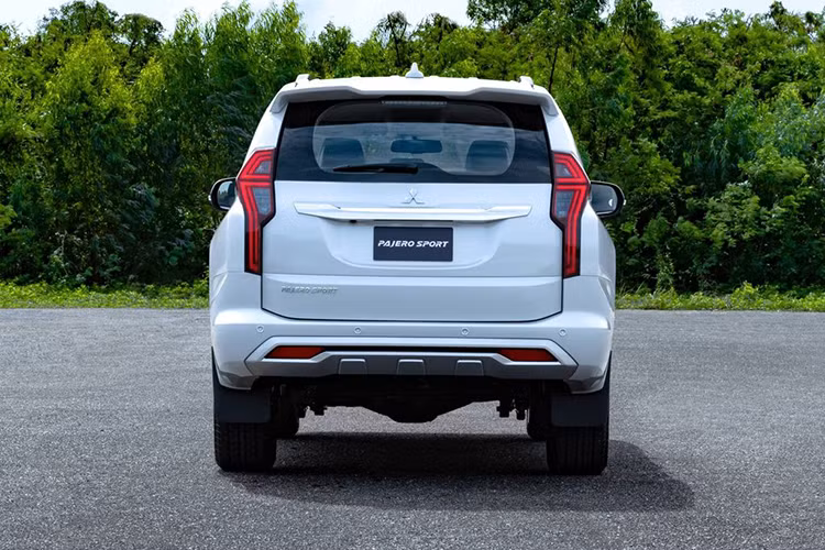 Phần đuôi của Mitsubishi Pajero Sport 2020 không đón nhận sự thay đổi nào quá rõ rệt so với phiên bản trước. Tuy nhiên, dải đèn hậu trên bản đời mới này đã được các kỹ sư của Mitsubishi thiết kế lại sắc nét và mạch lạc hơn, từ đó tạo nên một diện mạo tuy không mới nhưng lại hiện đại và thanh lịch hơn đáng kể.