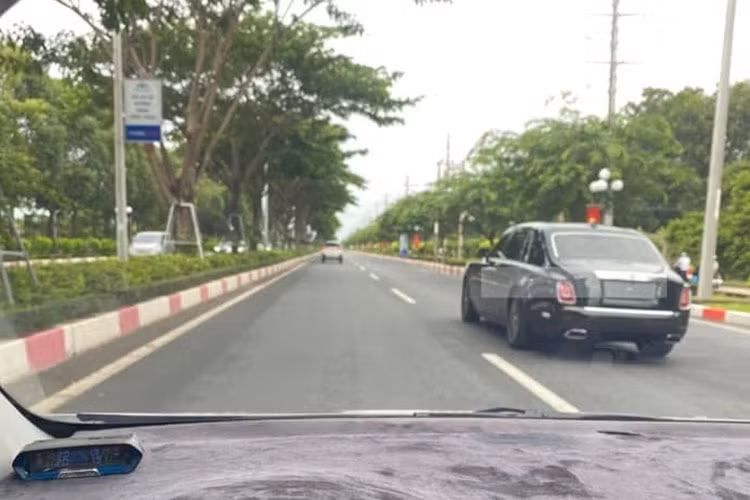 Mới đây, hình ảnh một chiếc xe siêu sang Rolls-Royce Phantom thế hệ thứ 8 dạo phố tại tỉnh Bà Rịa - Vũng Tàu đã thu hút sự quan tâm của nhiều người. Xe thậm chí còn không có biển số phía sau, vì thế, giới yêu xe tin rằng một doanh nhân Vũng Tàu mới mua Rolls-Royce Phantom VIII và quá hứng thú nên lái xe 1 vòng dạo phố biển.