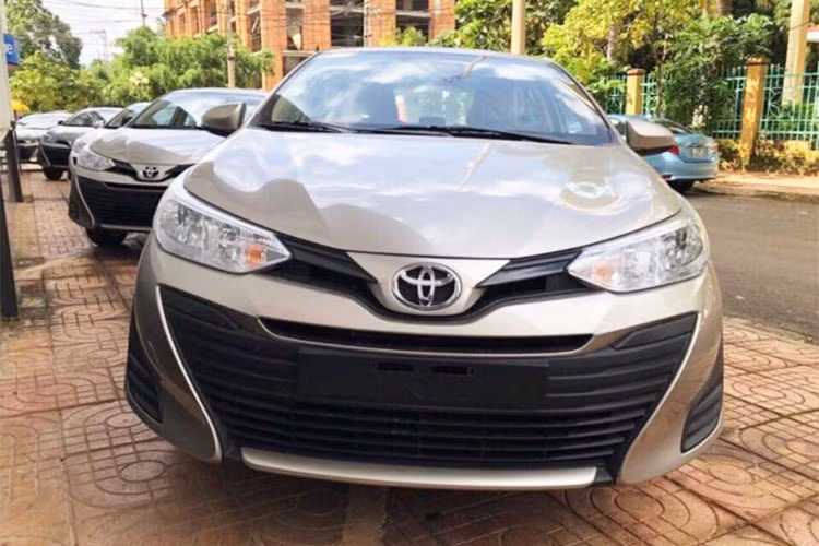 Bước sang thế hệ mới, mẫu xe sedan Toyota Vios phiên bản 2018 mới đã được thay đổi kiểu dáng, tương tự với chiếc Yatis Ativ ở thị trường Thái Lan. Kiểu cách thiết kế vẫn bo tròn nhưng nhìn hiện đại hơn, đèn hậu phía sau cách điệu. Đèn LED ban ngày chỉ có ở bản G (cao cấp nhất).
