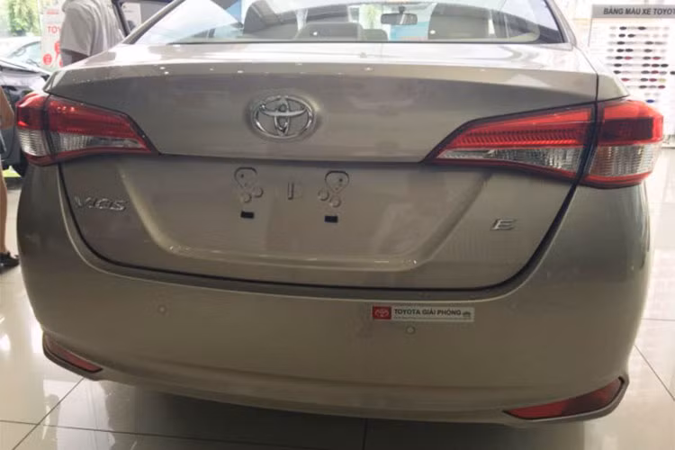 Bên trong nội thất cho thấy vô lăng kiểu mới giống Altis, điều hòa cơ, hệ thống giải trí CD, cần số tự động, ghế nỉ màu be nên có thể đây là phiên bản E AT. Ở phiên bản này cũng cho thấy xe chưa được trang bị hệ thống chìa khóa thông minh và nút bấm khởi động start/ stop, người dùng vẫn phải cho chìa khóa vào ổ để khởi động xe.