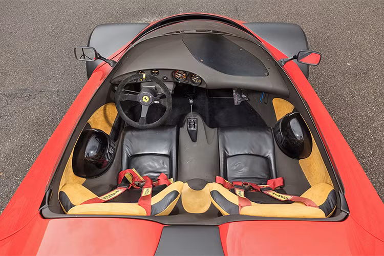 Ferrari Conciso được thiết kế với mui trần mềm cùng thiết kế khá đặc biệt. Vào thời điểm những năm 90 khi xuất hiện, nó được ví như chiếc siêu xe của tương lai bởi gần như không có chiếc thứ hai xuất hiện.