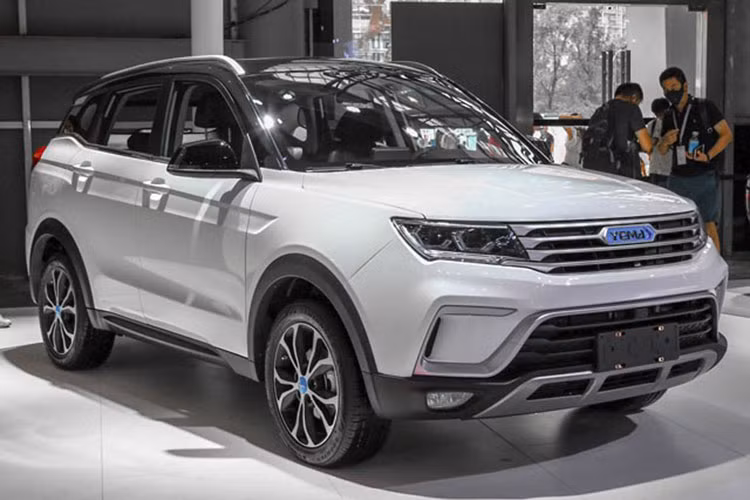 Trong khi nhiều hãng sản xuất ôtô ở Trung Quốc thường xuyên sao chép các thương hiệu nước ngoài như Porsche hay Land Rover, thì đây là lần đầu tiên có một mẫu SUV của Trung Quốc lại “nhái” một mẫu xe bản địa khác. SUV siêu rẻ Yema Bojun được thiết kế giống hệt chiếc Geely Boyue - một chiếc xe nhái Range Rover Evoque.