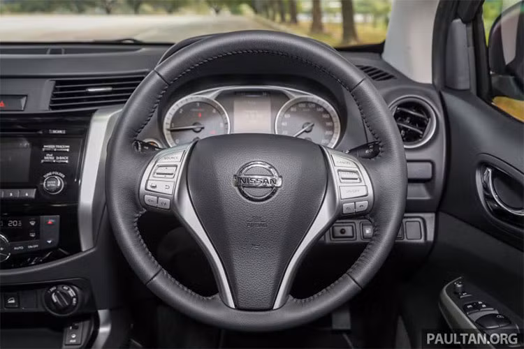 Trang bị an toàn của bản Navara VL PLus mới cũng nhiều hơn, với tổng cộng 7 túi khí (2 túi khí trước, bên và túi khí rèm, cùng một túi khí bảo vệ đầu gối tài xế). Phiên bản VL thấp hơn chỉ có 3 túi khí (2 túi khí trước và 1 túi khí đầu gối tài xế), còn các phiên bản khác chỉ có 2 túi khí. 