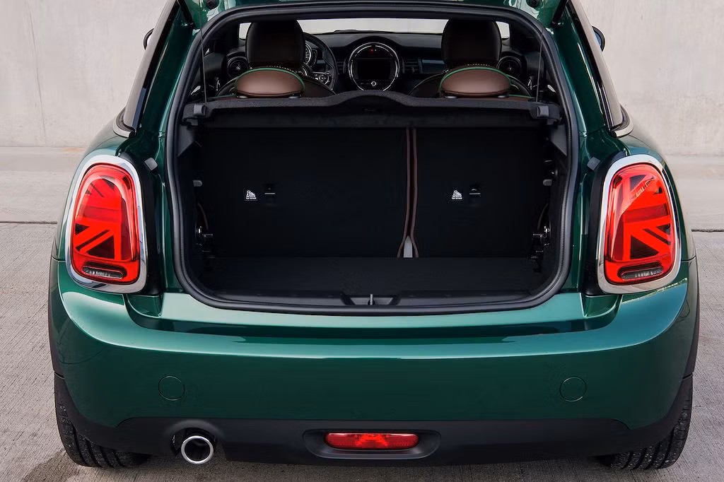 Dù ở bất kỳ phiên bản màu sắc nào, MINI 60 Years Edition đều có riêng phần mui xe và ốp gương chiếu hậu tương phản được sơn màu trắng hoặc đen. Dọc hai bên nắp ca-pô của chiếc xe là những đường kẻ trang trí đặc trưng của MINI; riêng đường ở bên trái được in logo 60 năm đặc biệt. Bên cạnh decal, logo 60 năm còn xuất hiện ở các tấm ốp hai bên vè trước.