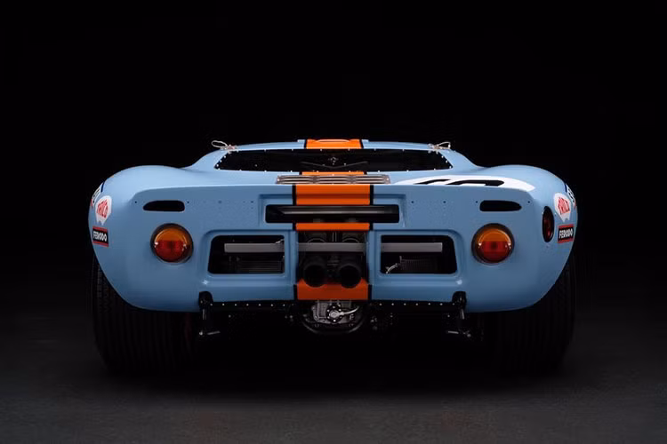 Mô hình Ford GT40 tỷ lệ 1: 8 mới nhất này đã được phát triển trong vài tháng, trong đó hơn 4.000 giờ đã được đổ vào dự án. Tuy nhiên Amalgam đã không đơn độc trong dự án này bởi họ nhận được sự hỗ trợ của cả Bộ phận Lưu trữ và Di sản Ford, cũng như Gulf Oil International.