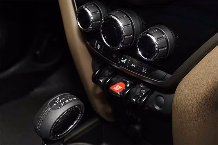 Tại thị trường Việt Nam, Thaco phân phối MINI Countryman 2018 chỉ ra mắt hai phiên bản gồm MINI Cooper Countryman và Cooper S All4. Phiên bản cao cấp nhất là Cooper S Countryman Hightrim từng xuất hiện tại thị trường Thái Lan vào cuối năm ngoái sẽ không có mặt.
