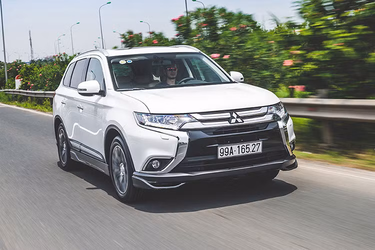 Mẫu SUV Mitsubishi Outlander đang được trình giảm giá gần 52 triệu đồng. Theo đó, giá bán mới của Outlander là 807,5 triệu đồng đối với phiên bản 2.0 CVT (giá cũ 823 triệu đồng); bản 2.0 CVT Premium giá 908,5 triệu đồng (giá cũ 942 triệu đồng). Phiên bản cao cấp nhất là 2.4 CVT Preium có giá bán trong tháng 3/2019 là 1,0485 tỷ đồng (giá cũ 1,1 tỷ đồng).