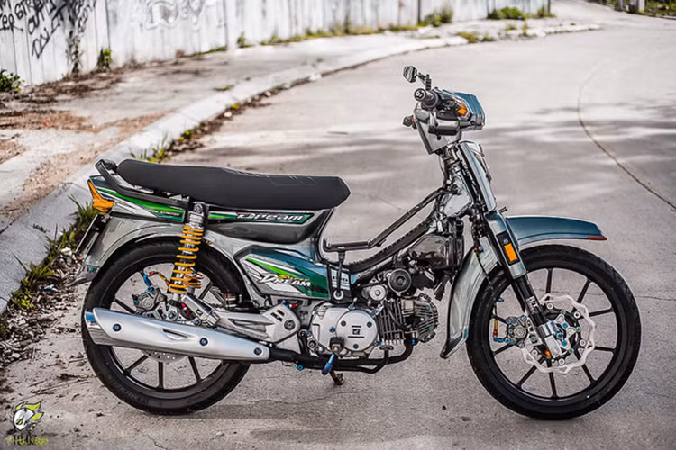 "Bước chân" vào thị trường Việt Nam từ đầu thập niên 90, dòng xe máy Honda Dream II đã trở thành một trong những dòng xe số phổ thông thành công nhất ở nước ta. Không chỉ được những người dân Việt Nam ủng hộ, mẫu xe này từ lâu cũng đã được dân chơi xe quan tâm độ lại, trong đó phổ biến nhất là phong cách độ kiểng.