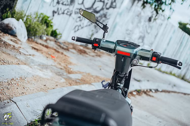 Phía bên trái được trang bị kính Rizoma 851 và một tem Fi nhỏ trang trí. Bên cạnh đó, sự hiện đại của chiếc xe số phổ thống này còn được đưa lên tầm cao mới với đồng hồ Koso dành cho Exciter 2010 tích hợp nhiều tính năng và màu sắc cùng các nút bấm cho người dùng tùy chỉnh.
