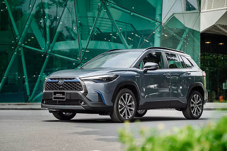 Năm 2020, thị trường ôtô Việt Nam chứng kiến sự nổi lên của phân khúc SUV đô thị, với nhiều mẫu xe ra mắt. Nổi bật trong số đó là Toyota Corolla Cross, mẫu xe mang tính đột phá của Toyota. Bước sang năm 2021, Corolla Cross cũng thường xuyên góp mặt trong Top xe bán chạy. Với doanh số 8.197 xe trong 9 tháng đã giúp Corolla Cross chắc chân trong top xe bán chạy ở vị trí thứ 8.