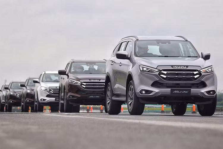  Isuzu mu-X: 36 xe Ế nhất phân khúc SUV hạng D trong tháng 9/2024 vẫn là Isuzu mu-X. Doanh số của mẫu xe Nhật Bản này dừng ở mức 36 chiếc, tăng trưởng 80%. Đây cũng là một trong 10 mẫu xe bán kém nhất thị trường Việt Nam trong tháng vừa qua. Để tăng sức cạnh tranh, Isuzu mu-X hiện đang được đại lý khuyến mãi đậm sâu. Theo đó, có đại lý ở khu vực Hà Nội hiện đang giảm giá từ 100 - 215 triệu đồng cho mẫu SUV hạng D này.
