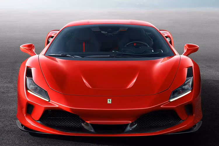 Hãng siêu xe Ferrari đã trang bị đèn hậu mới cho F8 Tributo sử dụng 2 đèn tròn nằm cạnh nhau mỗi bên thay cho 1 đèn hình tròn ở đời 488. Thiết kế đèn hậu F8 Tributo mang nhiều nét tương đồng với cụm đèn hậu của Ferrari 812 Superfast - dòng xe được định vị nằm trên 488/ F8 Tributo 1 bậc. 
