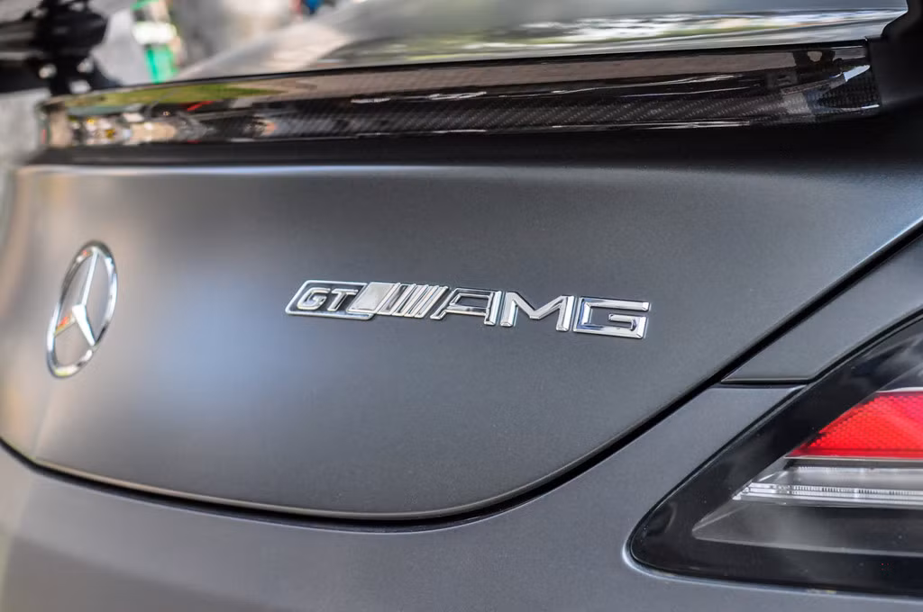 Siêu xe Mercedes-Benz SLS GT Final Editon sử dụng động cơ hút khí tự nhiên, dung tích 6.2 lít, V8, sản sinh 583 mã lực tại 6.800 vòng/phút và 649Nm mô-men xoắn tại 4.750 vòng/phút. 