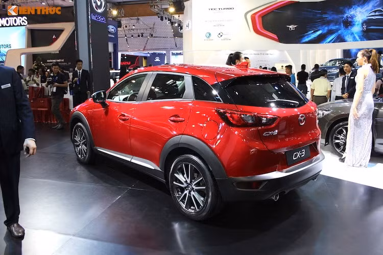Theo Mazda, mức tiêu thụ nhiên liệu trung bình ở điều kiện đường hỗn hợp là 6,1 lít/100 km. Các tính năng hỗ trợ an toàn trên xe bao gồm: Giám sát điểm mù (Blind Sport Monitoring), cảnh báo lùi (Rear Cross-Traffic Alert), hệ thống chiếu sáng cảm biến (Adaptive Front-lighting System), đèn LED ban ngày và màn hình hiển thị lên kính lái.